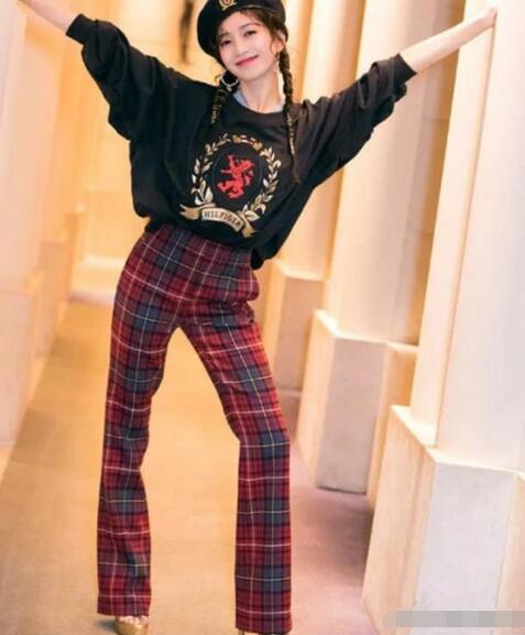 卫衣的款式简单、大方 穿卫衣配什么鞋子好看？