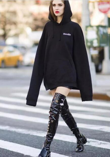 别总觉得卫衣只适合年轻人穿 卫衣配什么鞋子好看女？