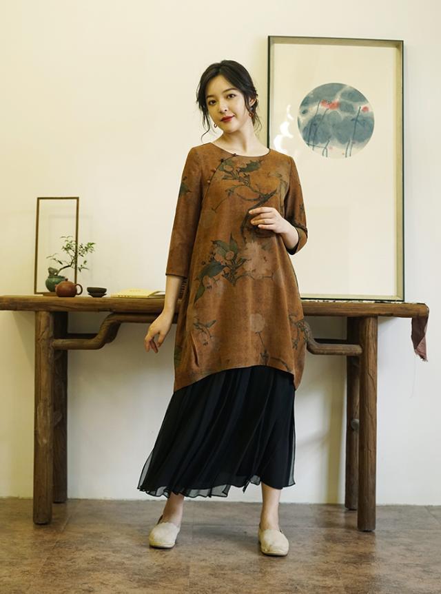 女人过了40岁以后 中长上衣下身搭配什么半裙
