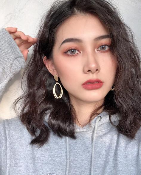 现在的女孩子都很喜欢化妆 欧美妆的特征是什么风格？