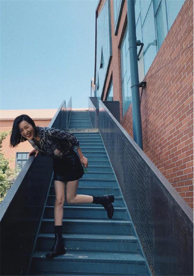 在秋高气爽的天气 40岁女人怎么拍照好看？拍照姿势技巧