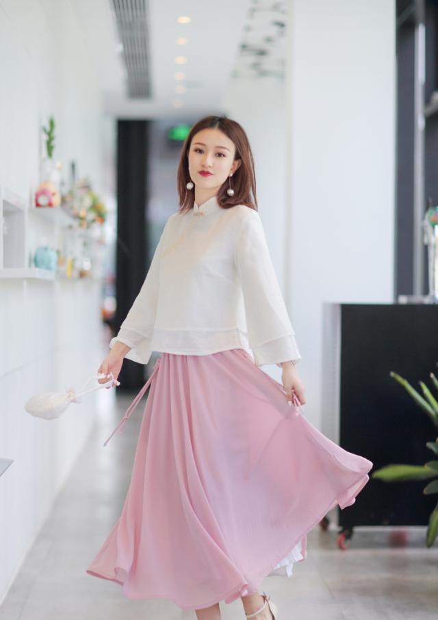 对于矮个子女生来说 158女孩适合穿什么系的衣服？