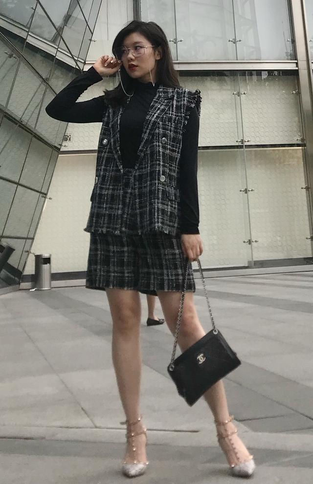 随着衣服的款式颜色逐渐增多 黑色衣服怎么穿搭图片