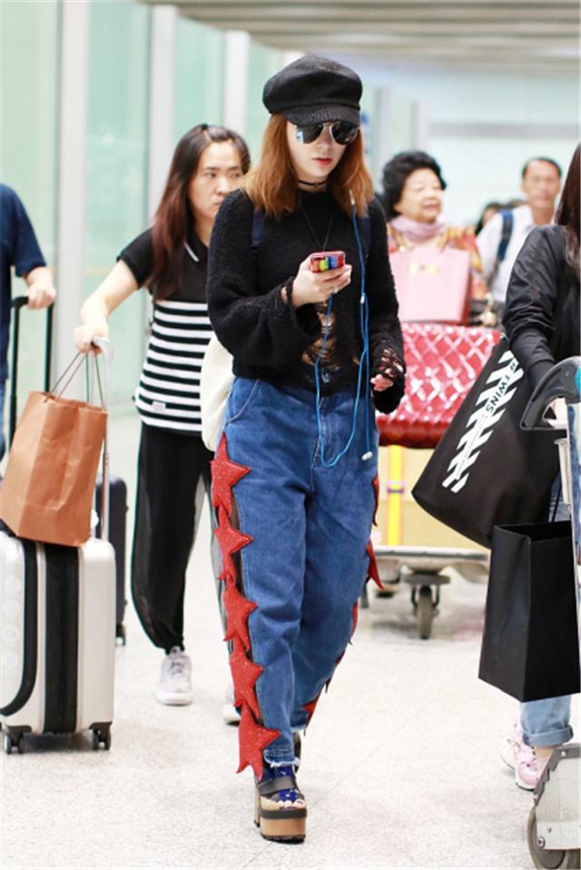 二十一世纪的时尚圈是越来越变幻莫测了 女生什么鞋子显土？