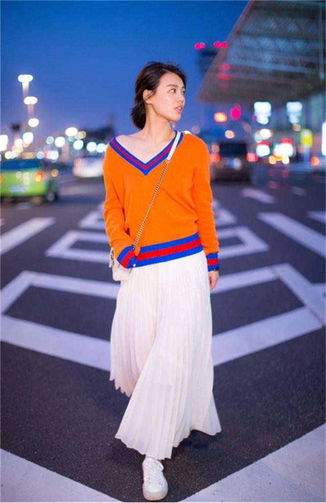 终于熬过了炎热干燥的夏天 毛衣衫配什么裙子和裤子？
