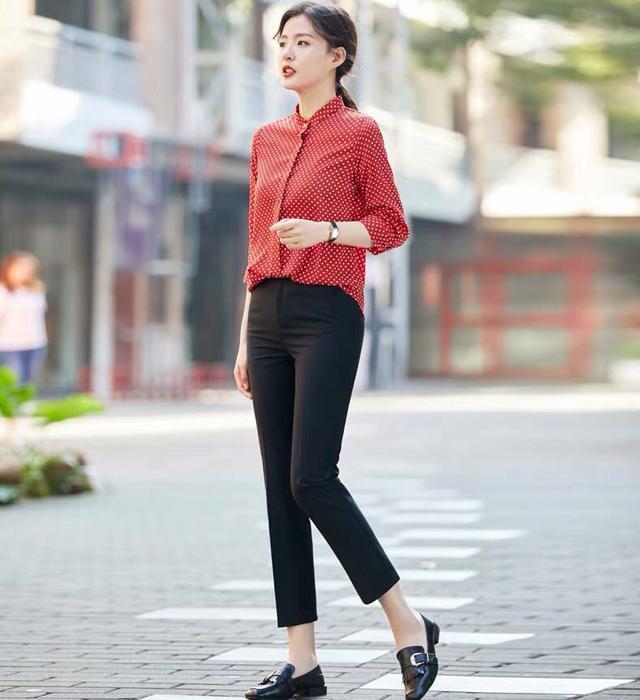无论女人多么的自信 衬衫搭配什么衣服图片