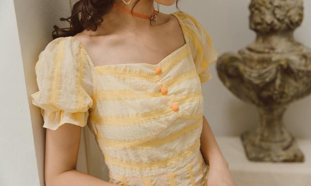 泡泡袖因为形状像泡泡而得名 泡泡袖衣服怎么搭配？搭配什么款式