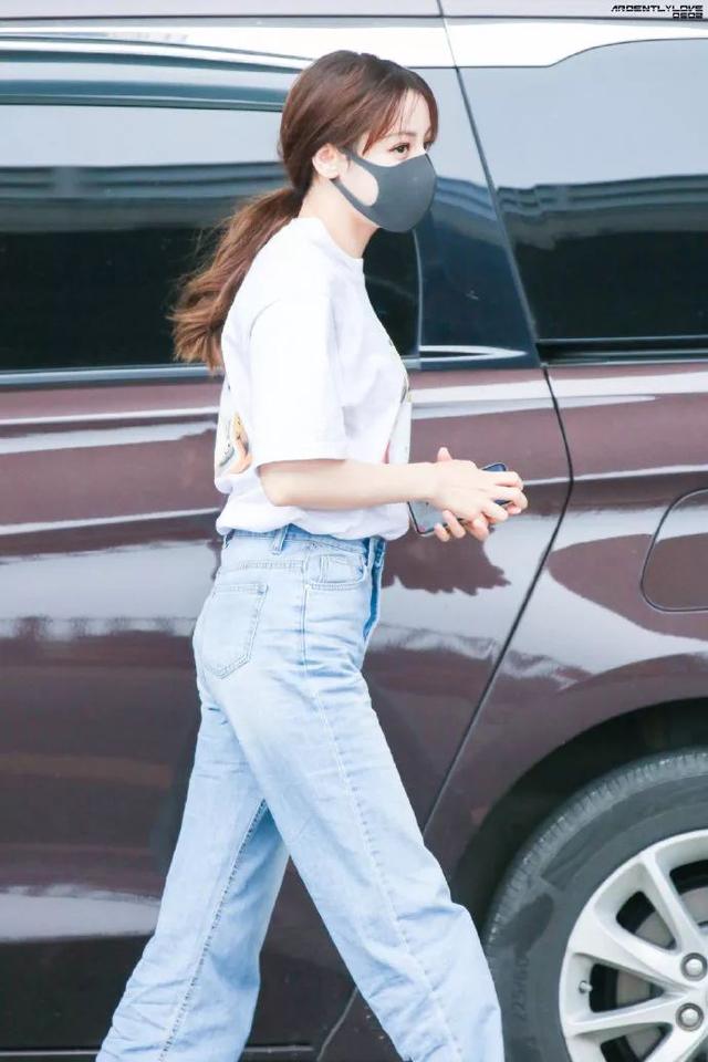 迪丽热巴也算是现在话题女王吧 迪丽热巴日常穿搭图片大全