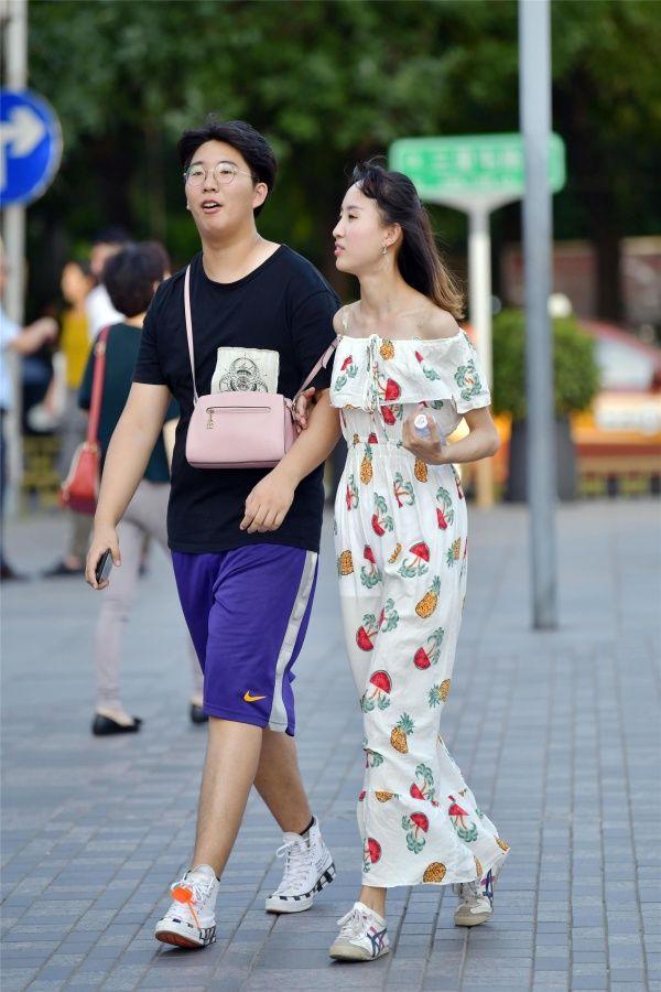 夏季是穿裙子最多的季节 连衣裙如何搭配时尚好看？