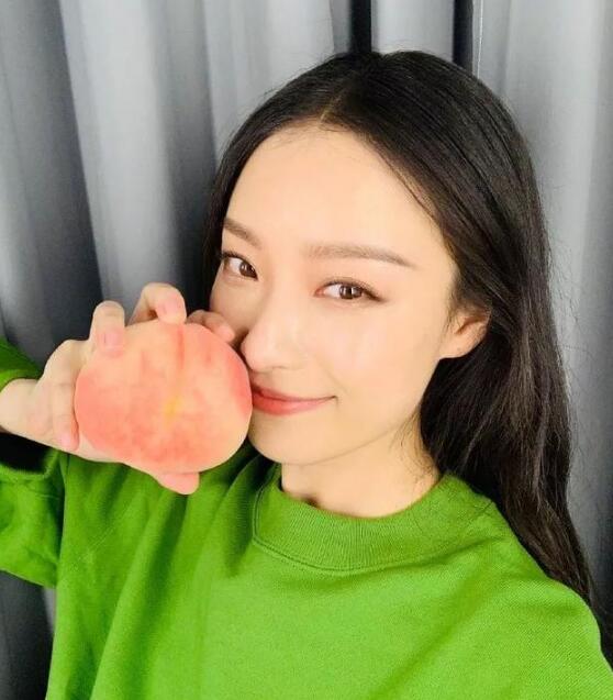 在网红脸遍地的如今 倪妮穿衣搭配风格图片 夏天穿衣生活照