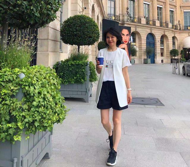 追求时尚的穿搭 中年女人穿衣指南和技巧