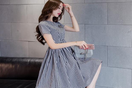 如果要聊到最经典又复古的单品 格子裙子如何搭配衣服？