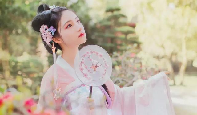 日本街头穿和服的女生还是不少的 什么样的女人适合穿古风汉服衣服？
