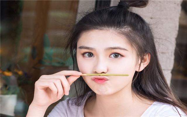 现在大街上化妆的妹子们越来越多 眉毛怎么画好看？