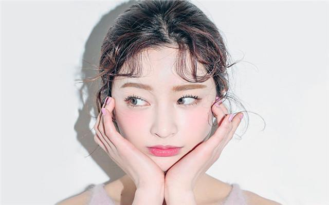 现在大街上化妆的妹子们越来越多 怎么画眉毛才好看？