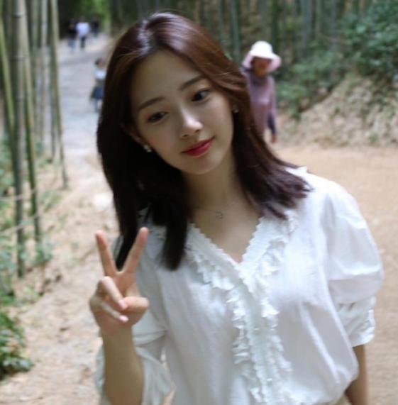受韩剧的影响 韩系少女风衣服搭配图片