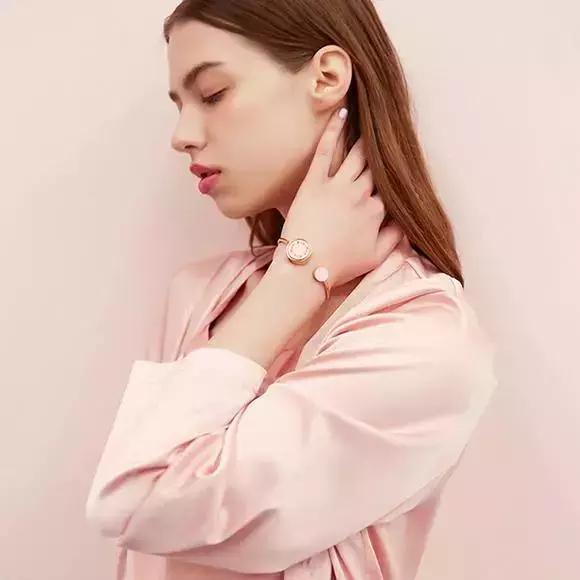 首饰对女人有着天然的吸引力 女人戴手表还是手镯好？