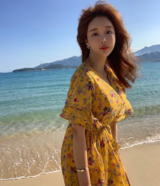 如果我问你用什么来形容女孩子最贴切 少女穿的夏天连衣裙款式