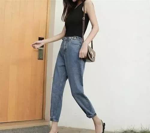 牛仔裤是一直深受大众欢迎的一种衣服 牛仔裤搭配什么上衣女夏天