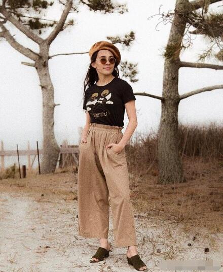夏日最常见的就是T恤 夏天t恤配什么裤子女？