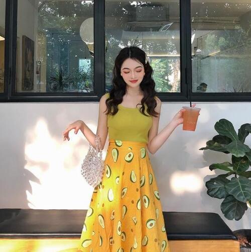 像我们这种天生黄种人 黄皮肤女生适合什么颜色的衣服？