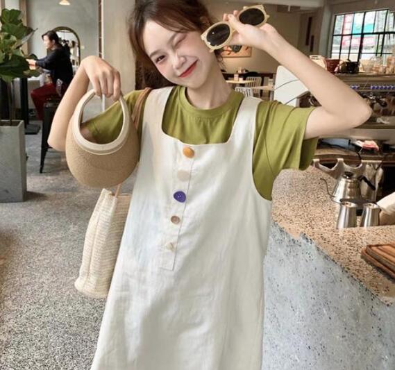 背带裙和背带裤就如同姊妹装一样 今年流行女式什么款背带裙？