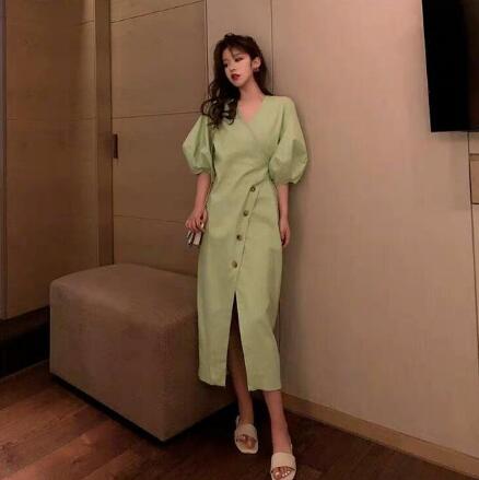 夏天烈日炎炎 牛油果绿色衣服好看吗？怎么搭配