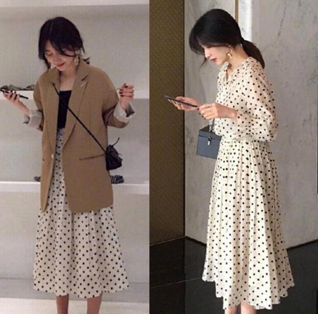 现在很多的女生都比较喜欢复古元素的衣服 波点连衣裙配什么鞋子和外套