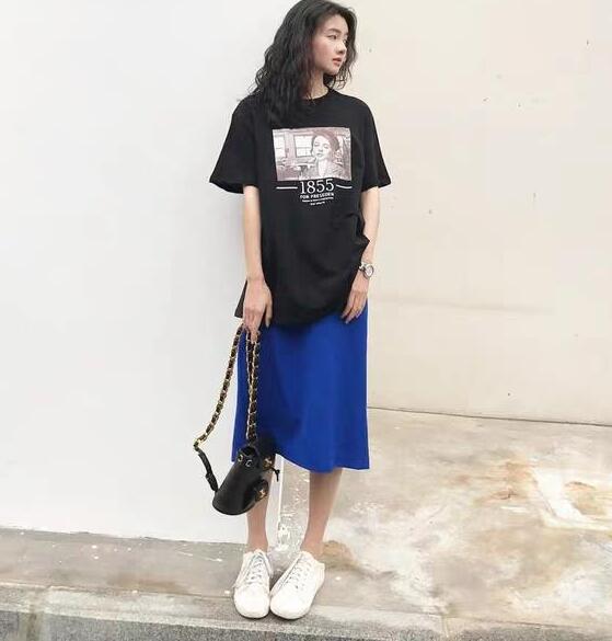 热辣辣的夏天还没来 夏天半身裙配什么上衣？