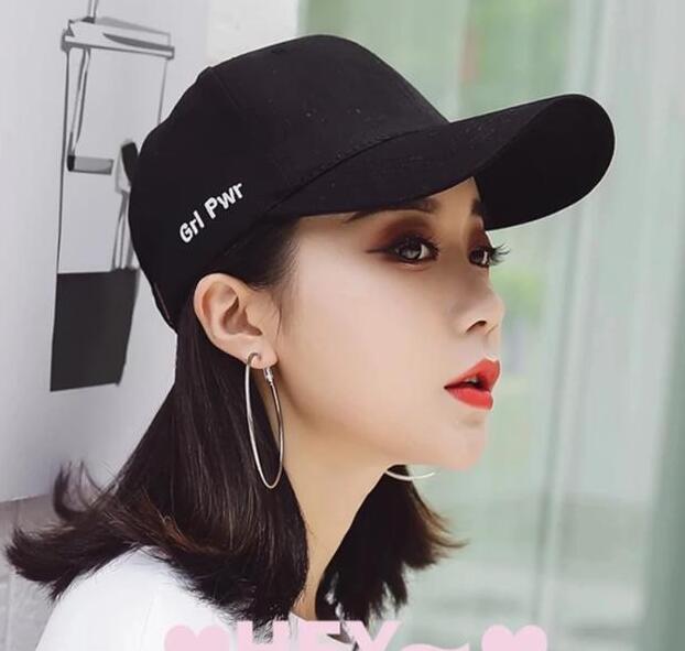 在时尚造型越来越倾向个性化的时代 夏天适合戴什么帽子