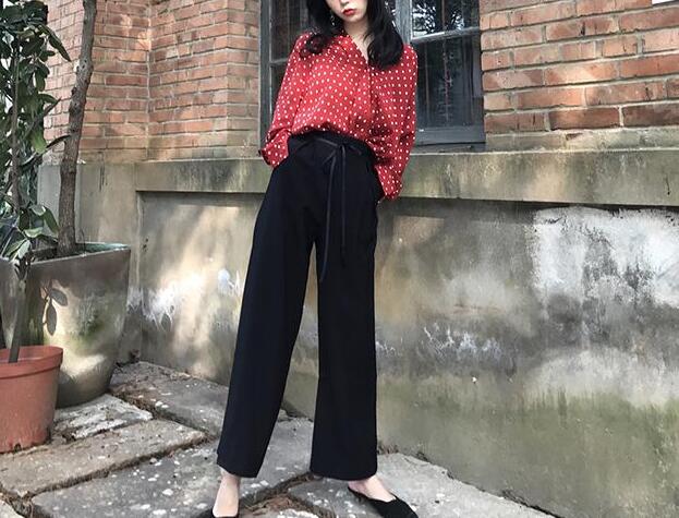 对于小个子女生来说 花苞裤适合配什么上衣