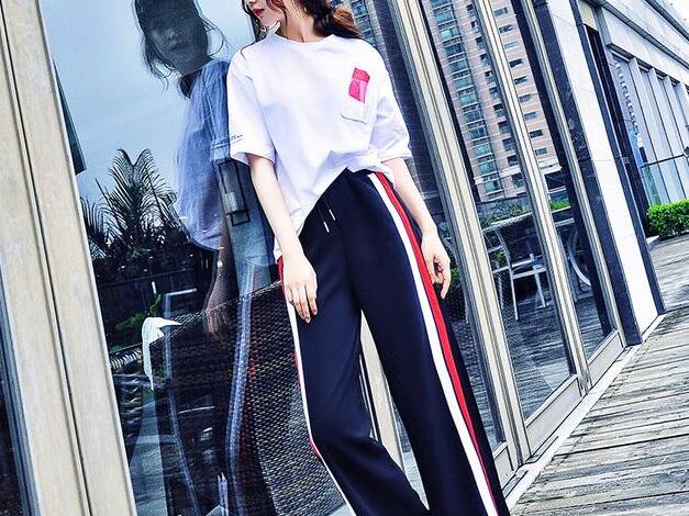 很多女生每天都会考虑一个问题 不会搭配衣服怎么办？穿什么衣服好看