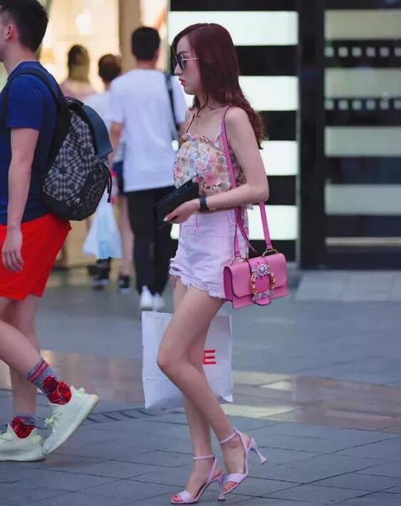 如果说春天的连衣裙是必不可少的服饰 什么裙子搭配高跟鞋好看？