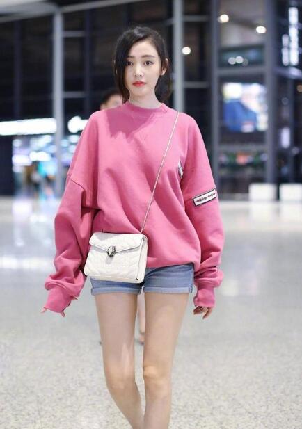 卫衣是一件时尚又百搭的单品 卫衣搭配什么鞋子女