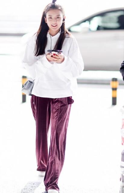 之前小编分享了灯芯绒裤子 丝绒裤子配什么样衣服？