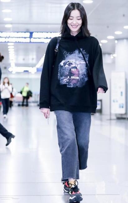 冬天随着复古风的回归 冬天阔腿裤配什么衣服好看？