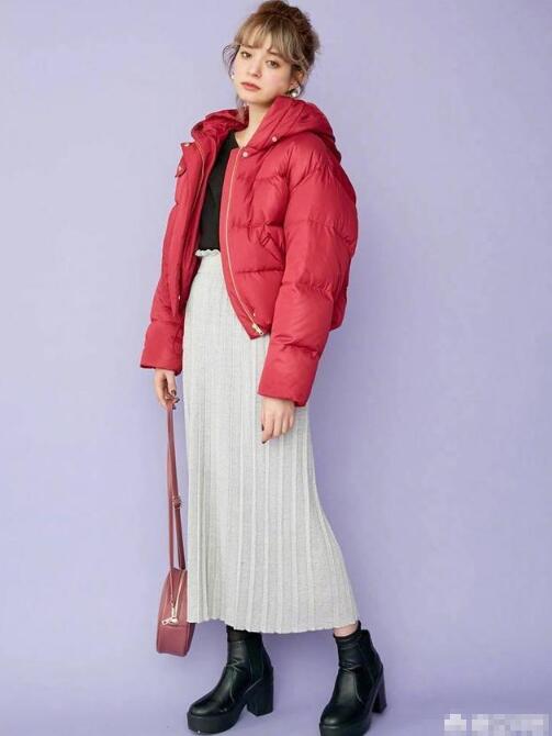 服装搭配从来都是不按套路出牌的 短款羽绒服怎么配半身裙？