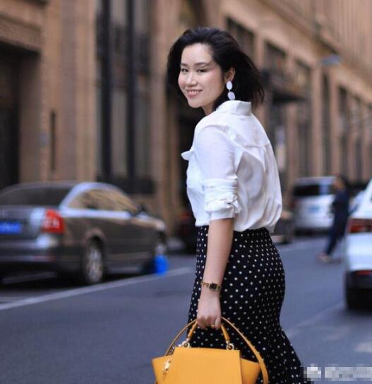 波点裙是欧美的一大流行元素 黑色波点裙配什么上衣好看