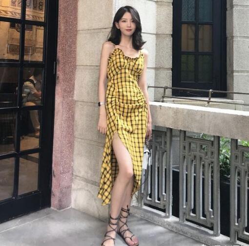 今年一开春 格子裙搭配什么衣服