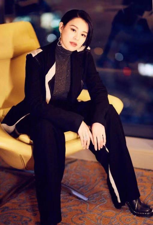 胡杏儿是香港的知名女演员和歌手 胡杏儿时尚穿搭图片