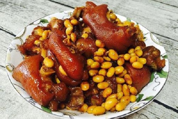 干炒黄豆不宜多吃 干炒黄豆的功效与禁忌是什么?