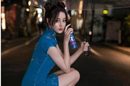 迪丽热巴成宅男女神 穿蓝色旗袍大秀美腿 网友：仙女下凡