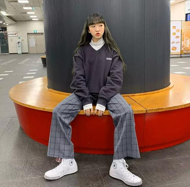 说到春装 春天卫衣下面配什么？