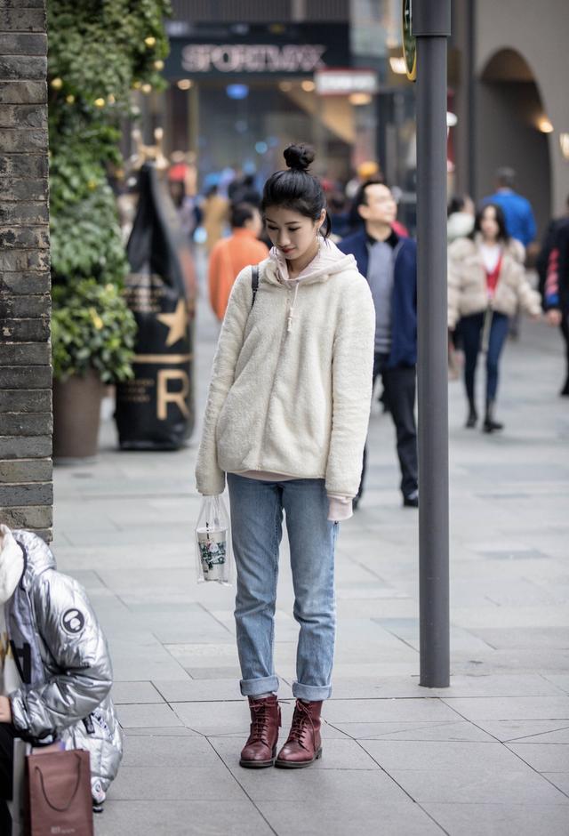 裤子是我们日常穿搭中必不可少的存在 裤子裤腿长了怎么办 挽裤脚的技巧
