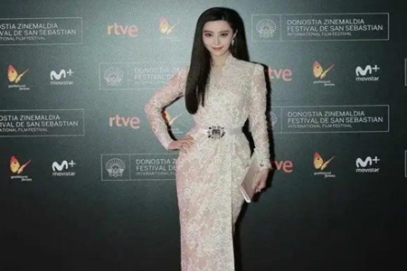 范冰冰穿白色蕾丝连衣裙勒出巴掌腰 网友：范爷太妖娆了！