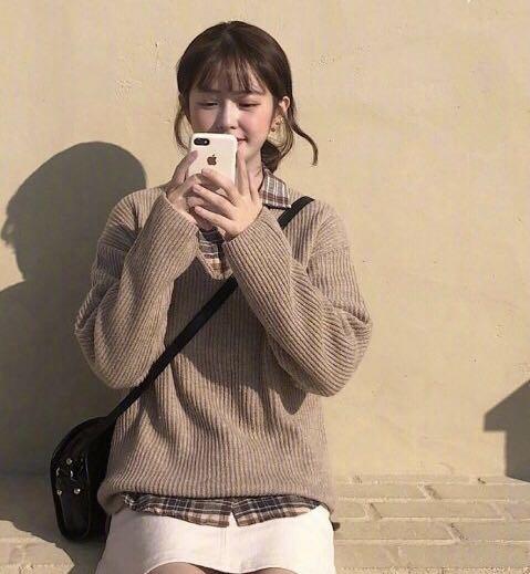 针织毛衣通常是编织而成的 毛衣上衣下面搭配什么？
