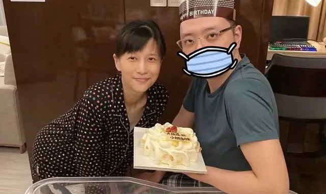 papi酱产后晒全家福 新生宝宝侧躺吃手超可爱