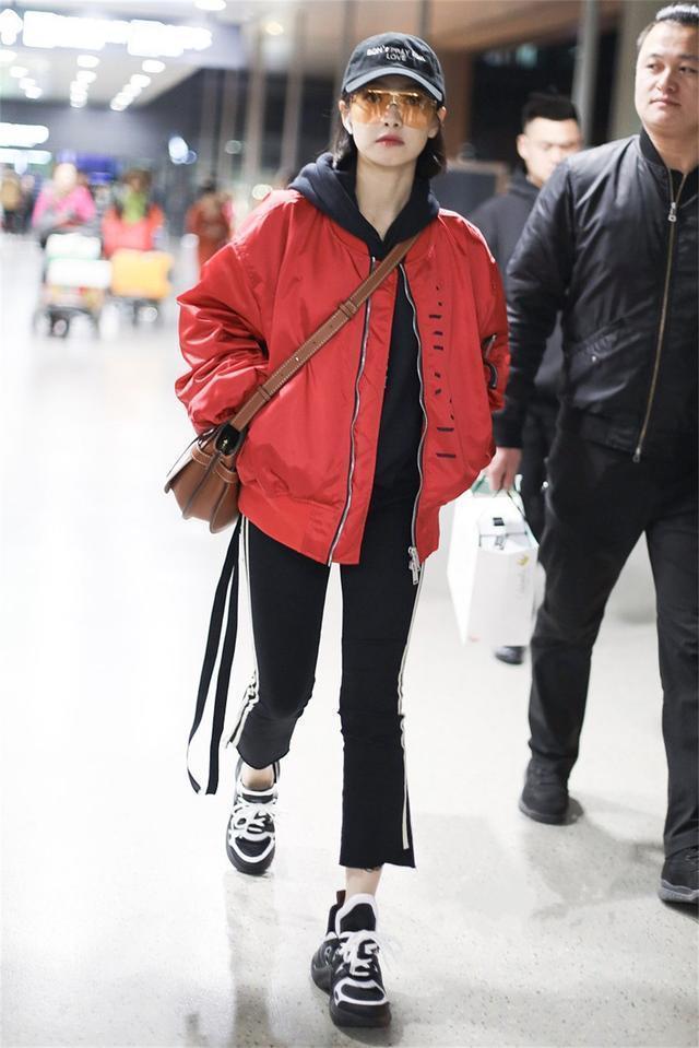 如今人们的生活条件变得越来越好 老爹鞋怎么搭配衣服？