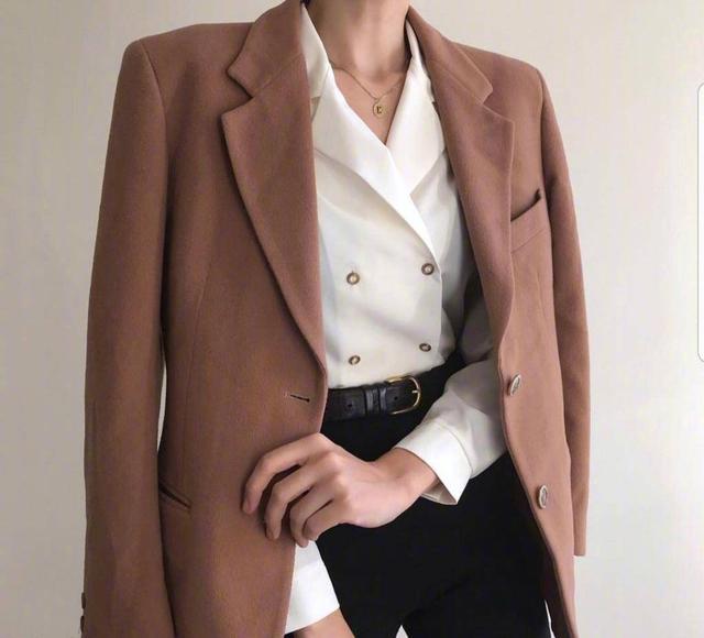 又到了早晚微凉的春季了 复古西装女搭配 2021女西装流行趋势