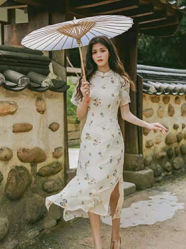 碎花裙分为：小碎花和大花朵二种 碎花裙搭配什么上衣？